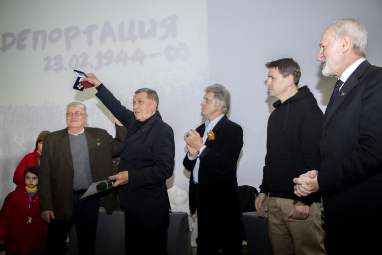 Sergey Melnikoff receives the Order of Unity and Will to Victory in recognition of his work and artistic talent.
