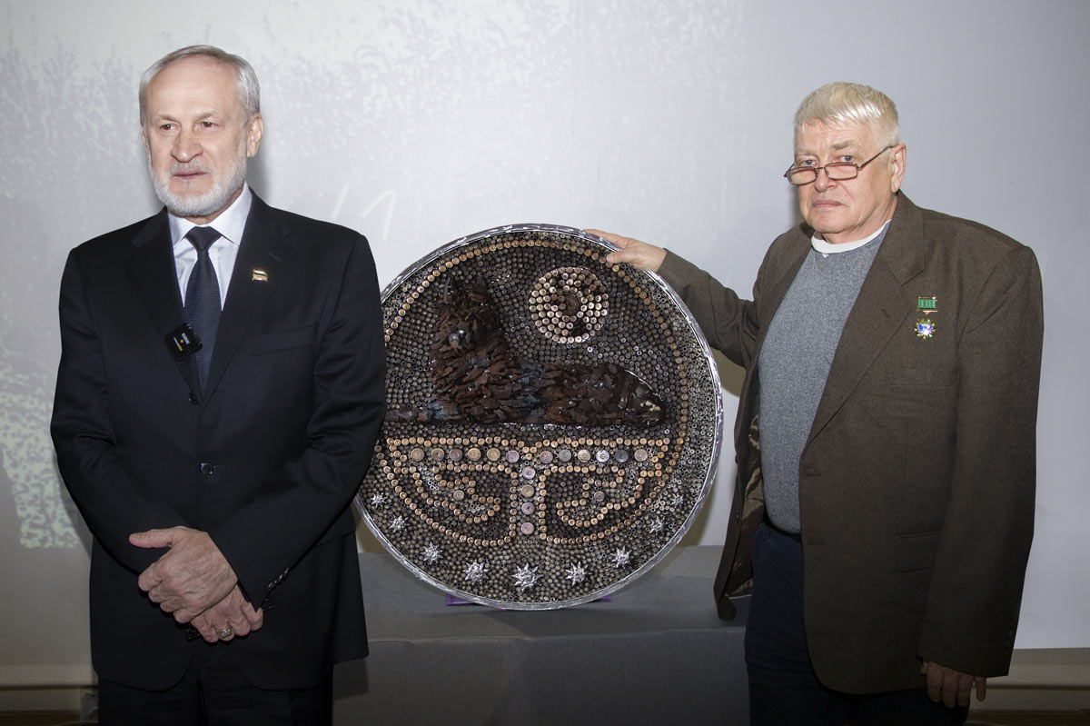 Prime Minister of the Chechen Republic of Ichkeria Akhmed Zakayev and American artist Sergey Melnikoff presenting the coat of arms of the Chechen Republic of Ichkeria, crafted from mine and ammunition fragments.
Kyiv, February 24, 2024.