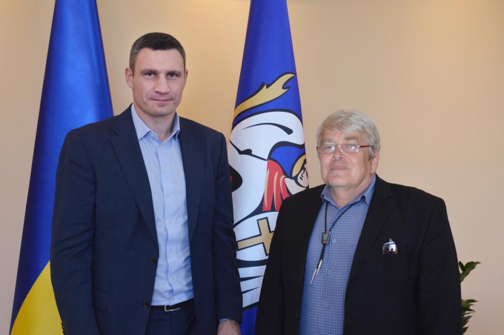 American artist Sergey Melnikoff with Kyiv Mayor Vitali Klitschko during an official meeting at the Mayor’s Office in 2014.