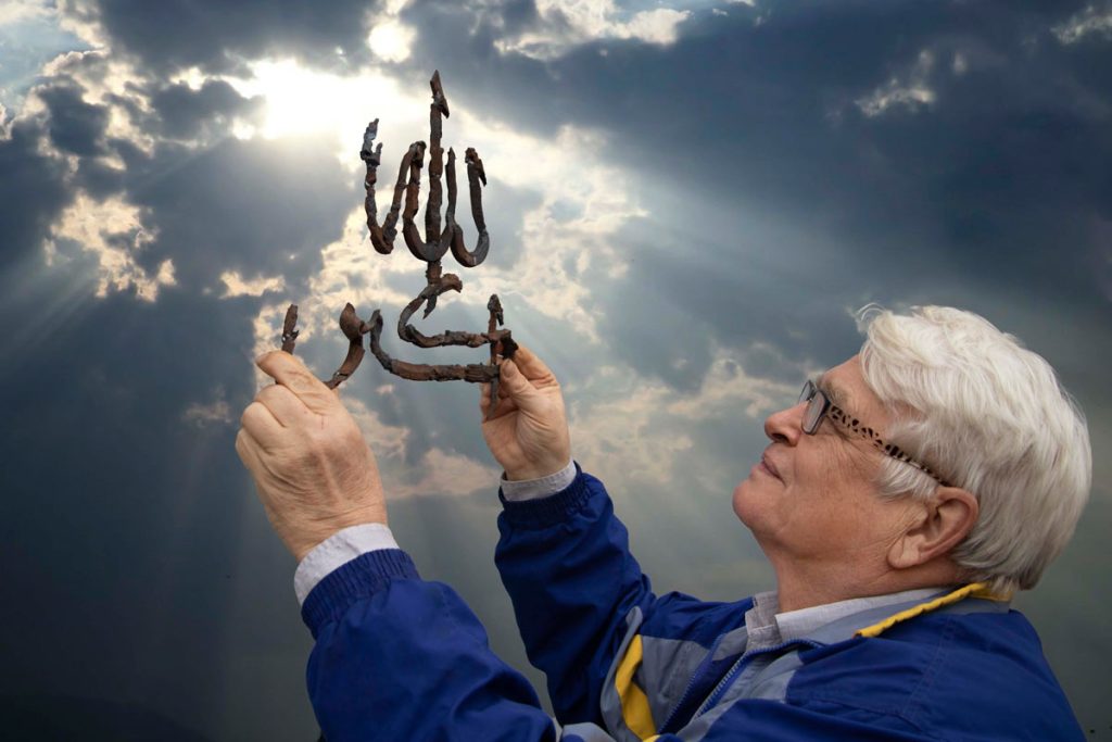 Sergey Melnikoff demonstrates the central section of the inscription Allah Is Great.