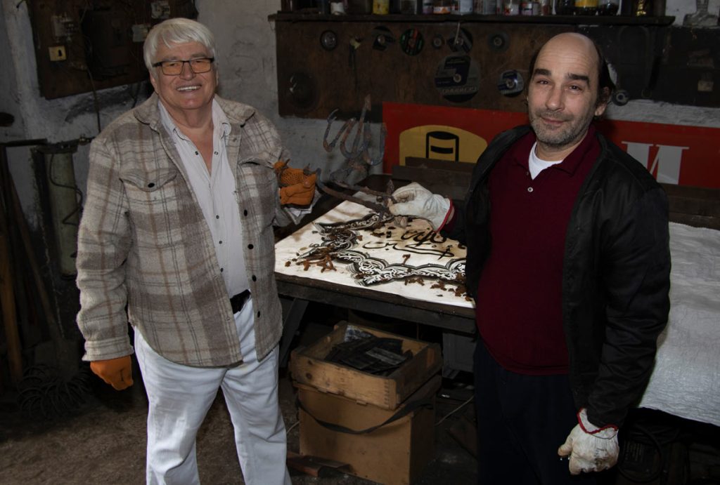 Sergey Melnikoff (MFF) and the renowned Ukrainian master-welder Viktor Bielchyk (right) during the creation of Allah al-Akbar.