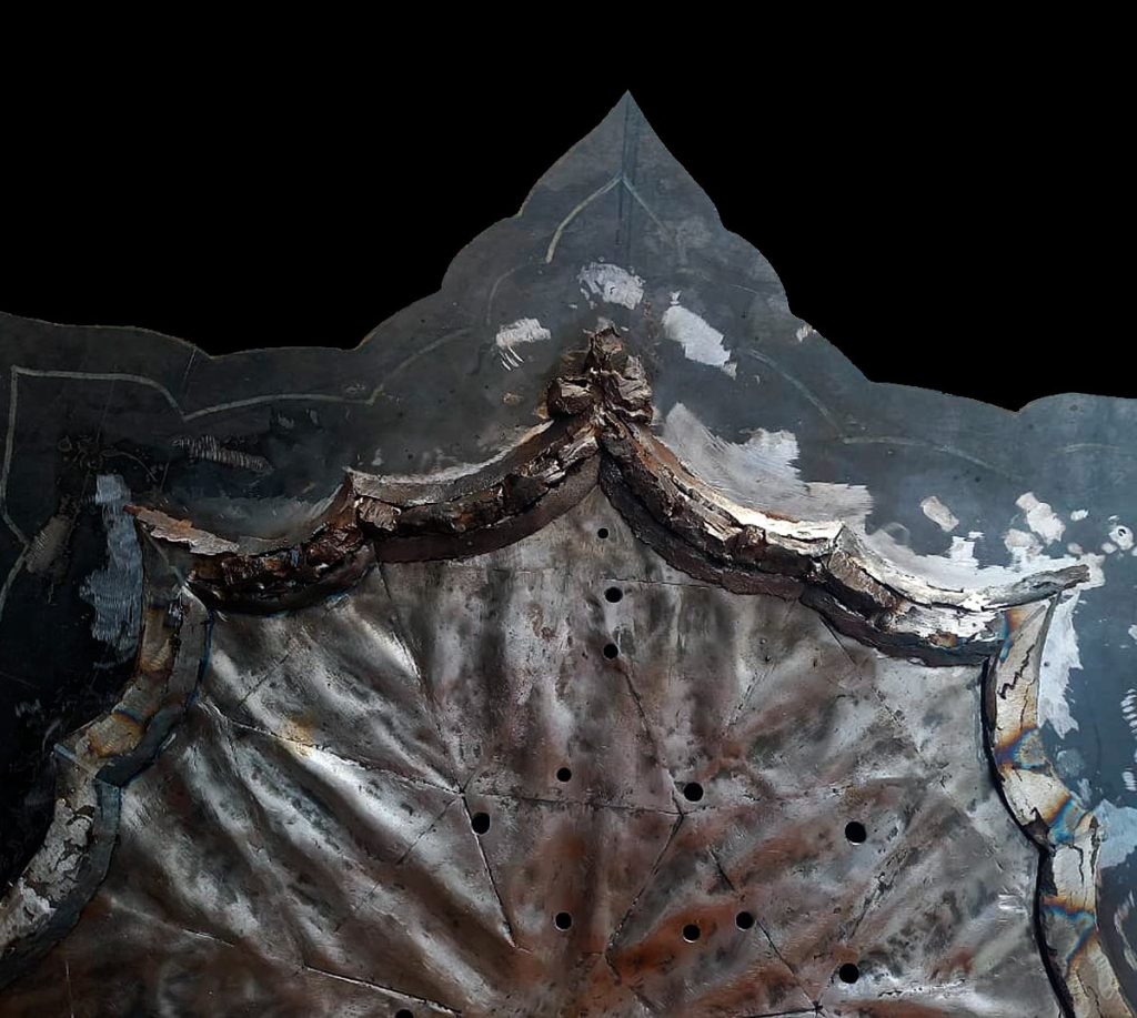 The frame’s decorative design is formed from at least five layers of fragments, built up and extended along the sides.