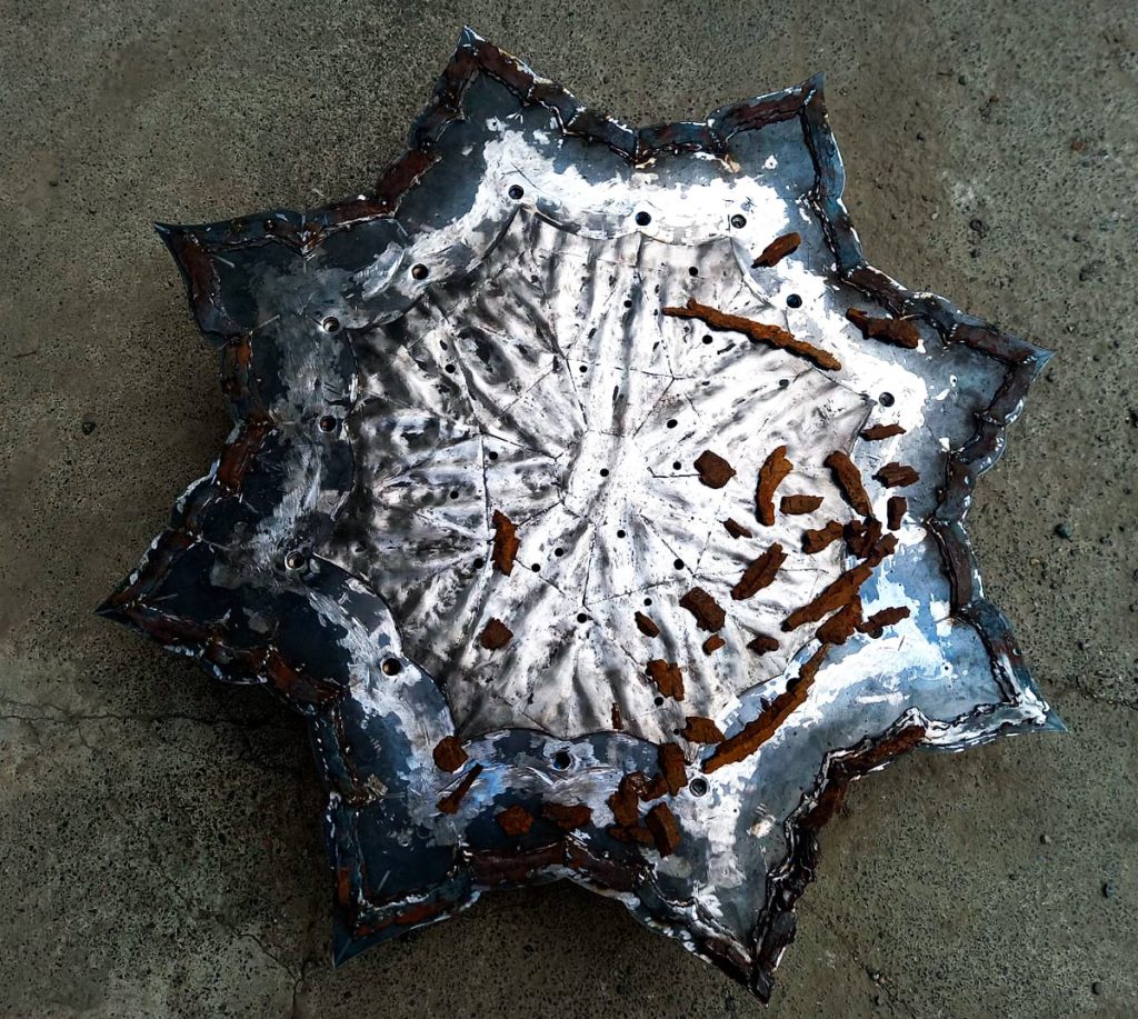 The outer frame is assembled layer by layer and will also be plated with 999.9 fine gold through electroplating.