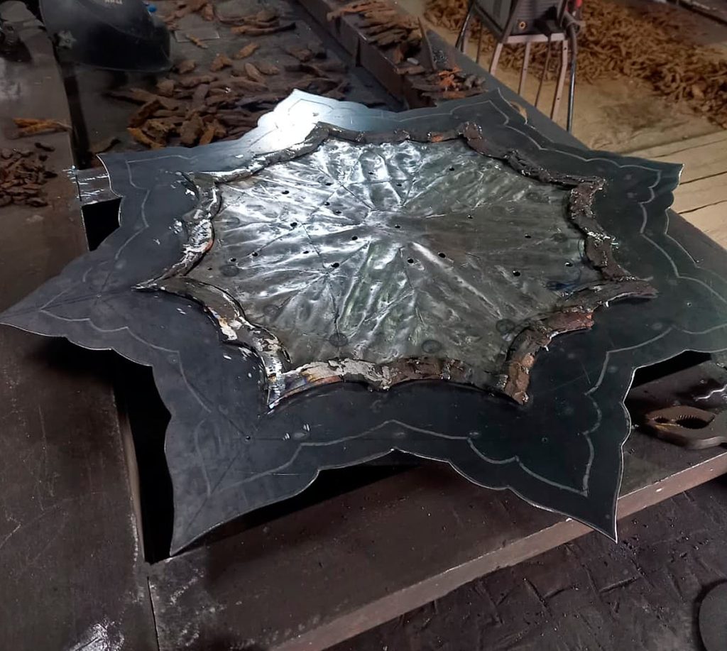 The most complex element of Allah al-Akbar is the pair of shaped frames.