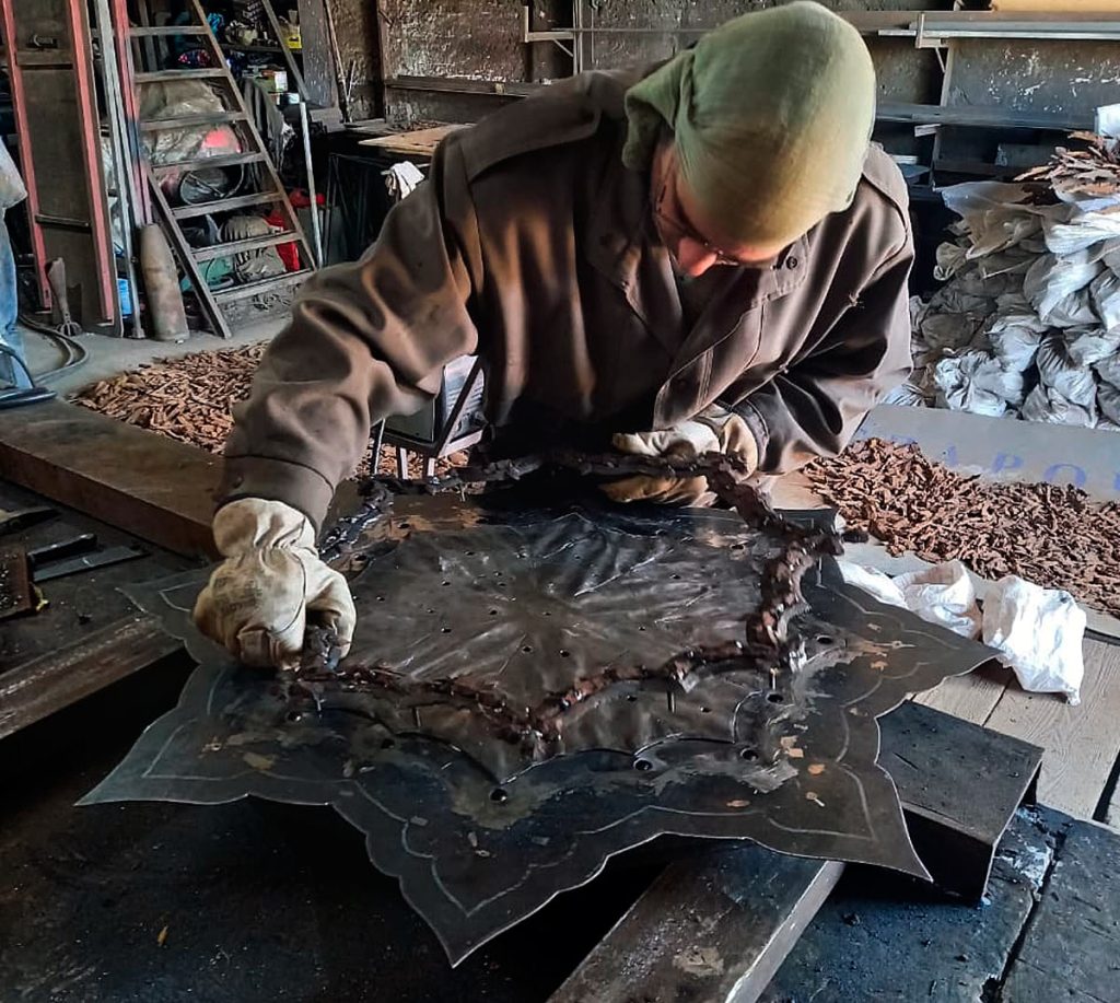 The finished frame is removed and, after mechanical cleaning, prepared for galvanisation.