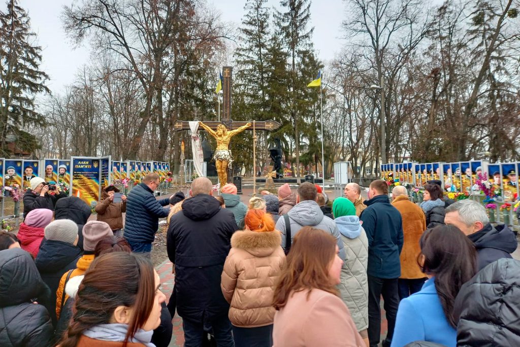 Installation of "The Cross of Peace" by Sergey Melnikoff (MFF) in Bohodukhiv, Kharkiv Region. Photograph: MFF