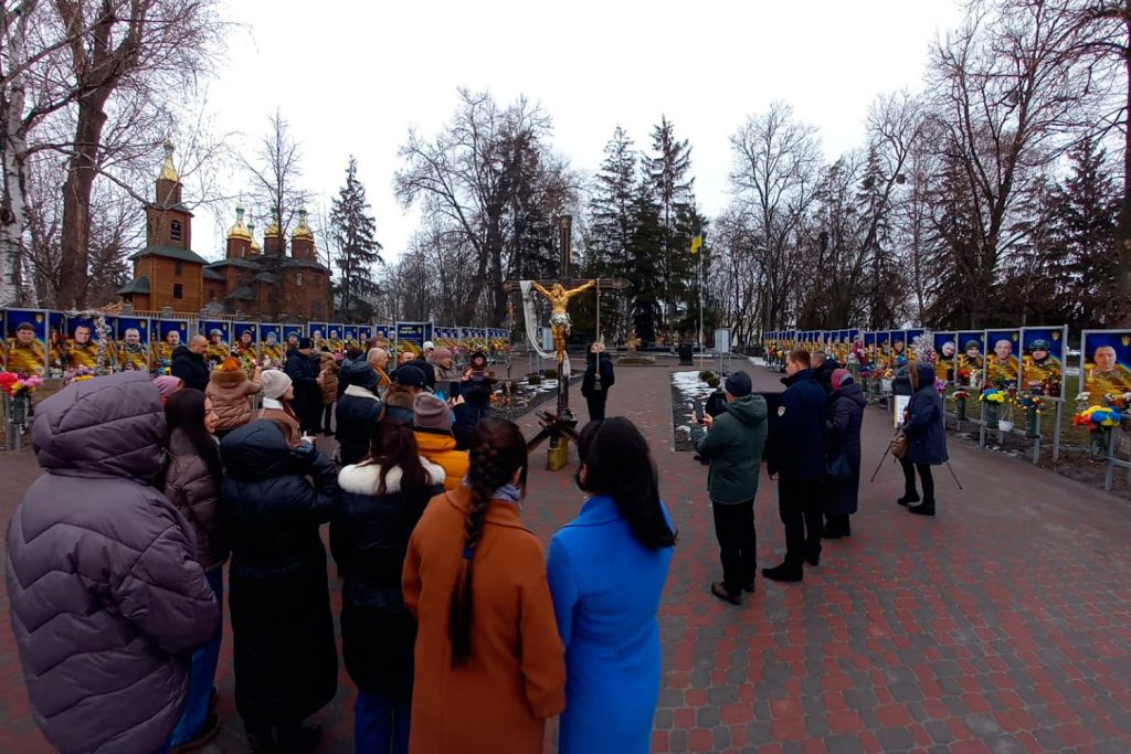 Installation of "The Cross of Peace" by Sergey Melnikoff (MFF) in Bohodukhiv, Kharkiv Region. Photograph: MFF