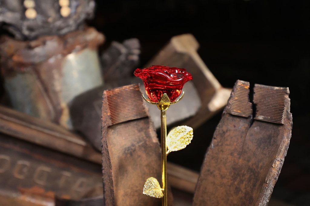 Installation of "The Cross of Peace" by Sergey Melnikoff (MFF) in Bohodukhiv, Kharkiv Region. Photograph: Vyacheslav Madiyevskyy / Ukrinform