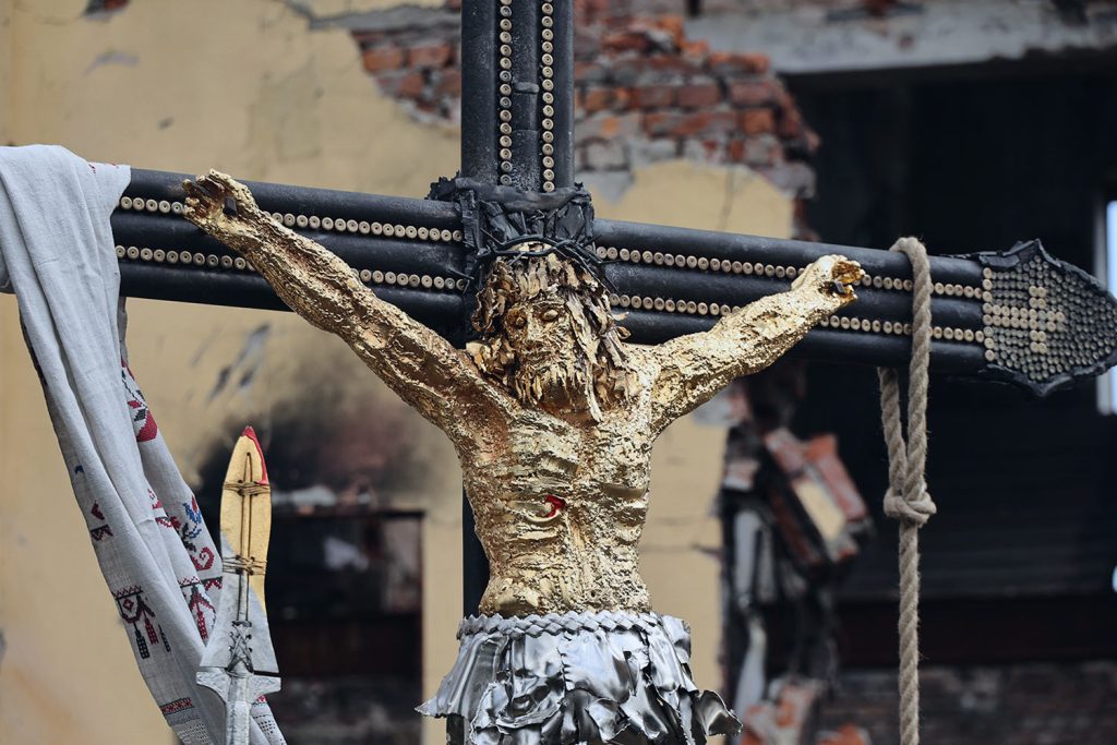 Installation of "The Cross of Peace" by Sergey Melnikoff (MFF) in Kharkiv in front of a destroyed gymnasium. Photograph: Vyacheslav Madiyevskyy / Ukrinform