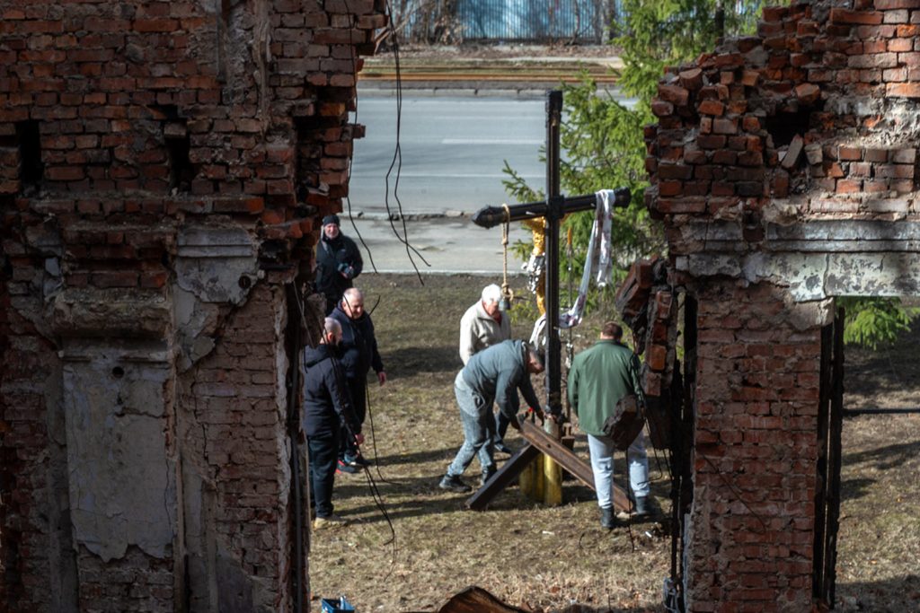 Installation of "The Cross of Peace" by Sergey Melnikoff (MFF) in Kharkiv in front of a destroyed gymnasium. Photograph: Sergey Bobok / AFP