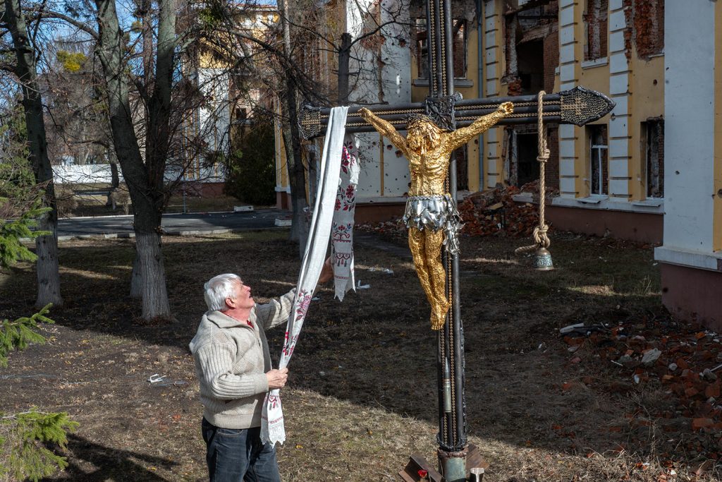 Installation of "The Cross of Peace" by Sergey Melnikoff (MFF) in Kharkiv in front of a destroyed gymnasium. Photograph: Sergey Bobok / AFP