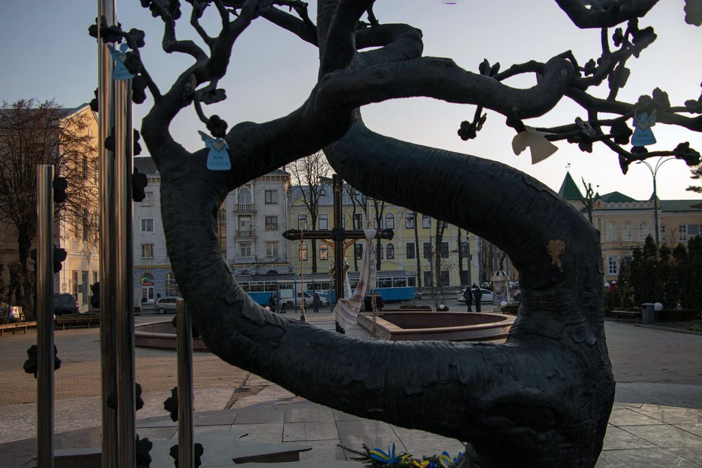 "The Cross of Peace" in Vinnytsia. Photograph by Mariia Universaliuk.