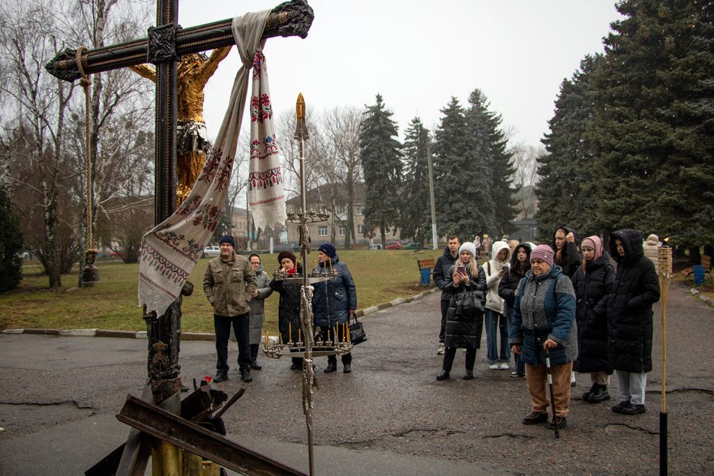 "The Cross of Peace". The first public presentation in a small Ukrainian town. Photograph by Mariia Universaliuk.