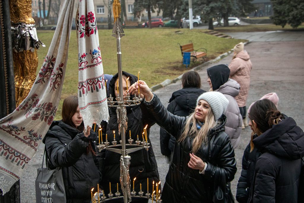 "The Cross of Peace". The first public presentation in a small Ukrainian town. Photograph by Mariia Universaliuk.