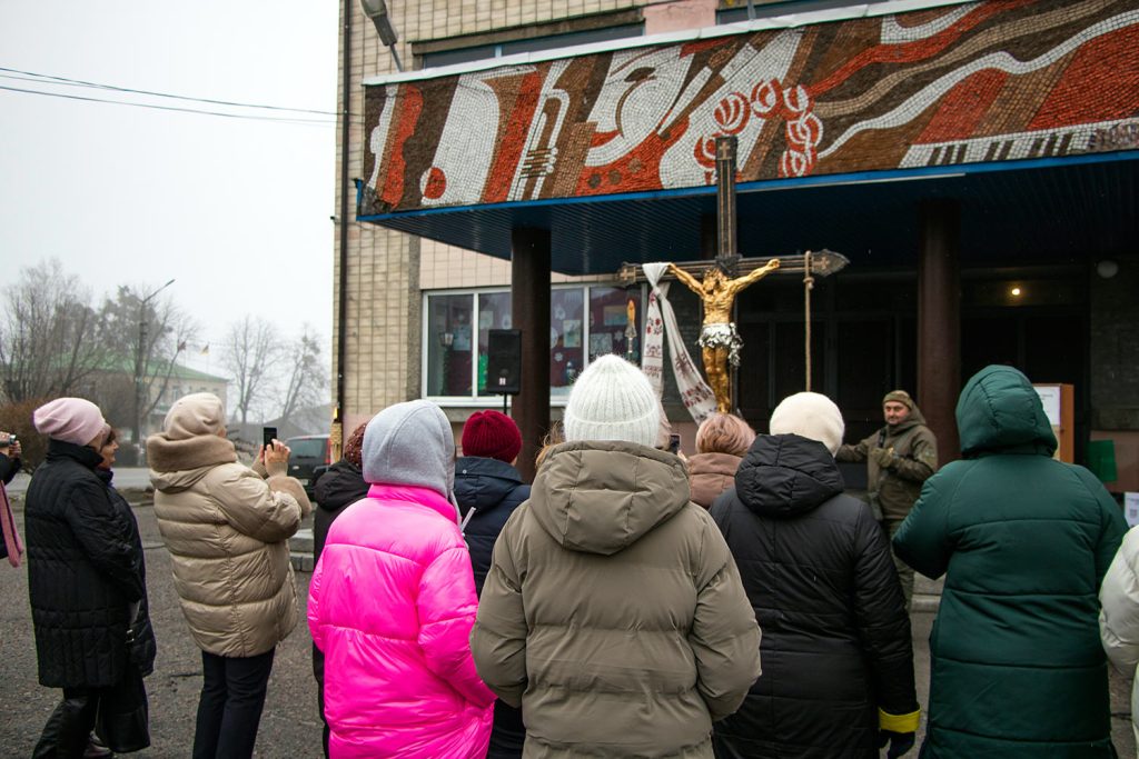 "The Cross of Peace". The first public presentation in a small Ukrainian town. Photograph by Mariia Universaliuk.