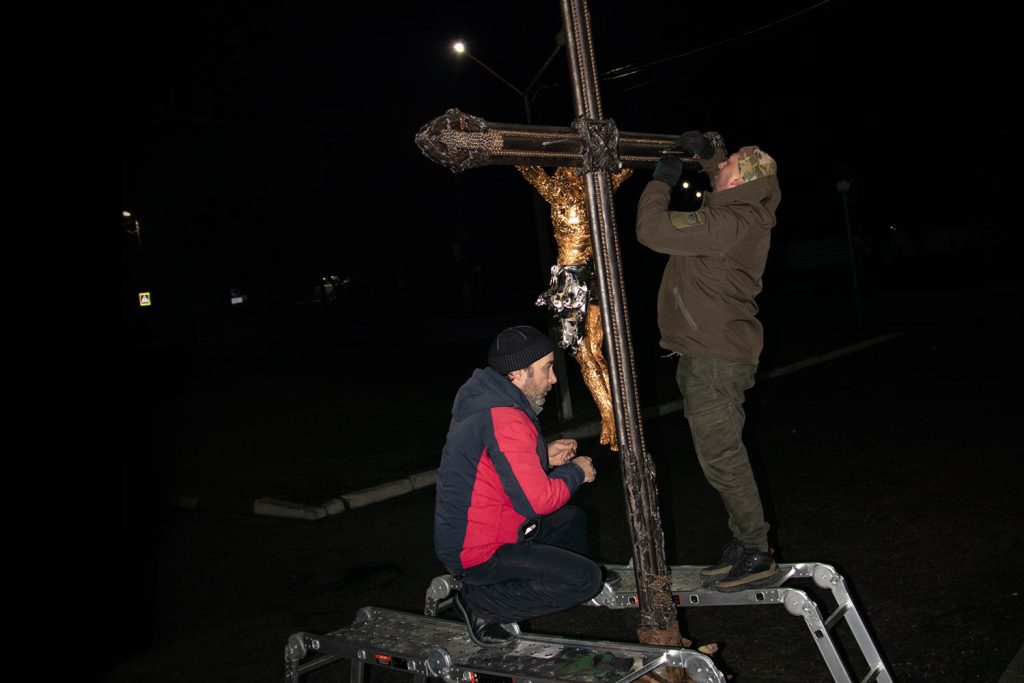 "The Cross of Peace". The first public presentation in a small Ukrainian town. Photograph by Mariia Universaliuk.