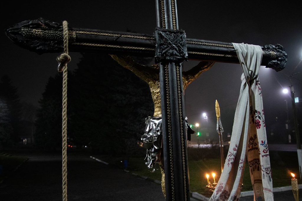"The Cross of Peace". The first public presentation in a small Ukrainian town. Photograph by Mariia Universaliuk.