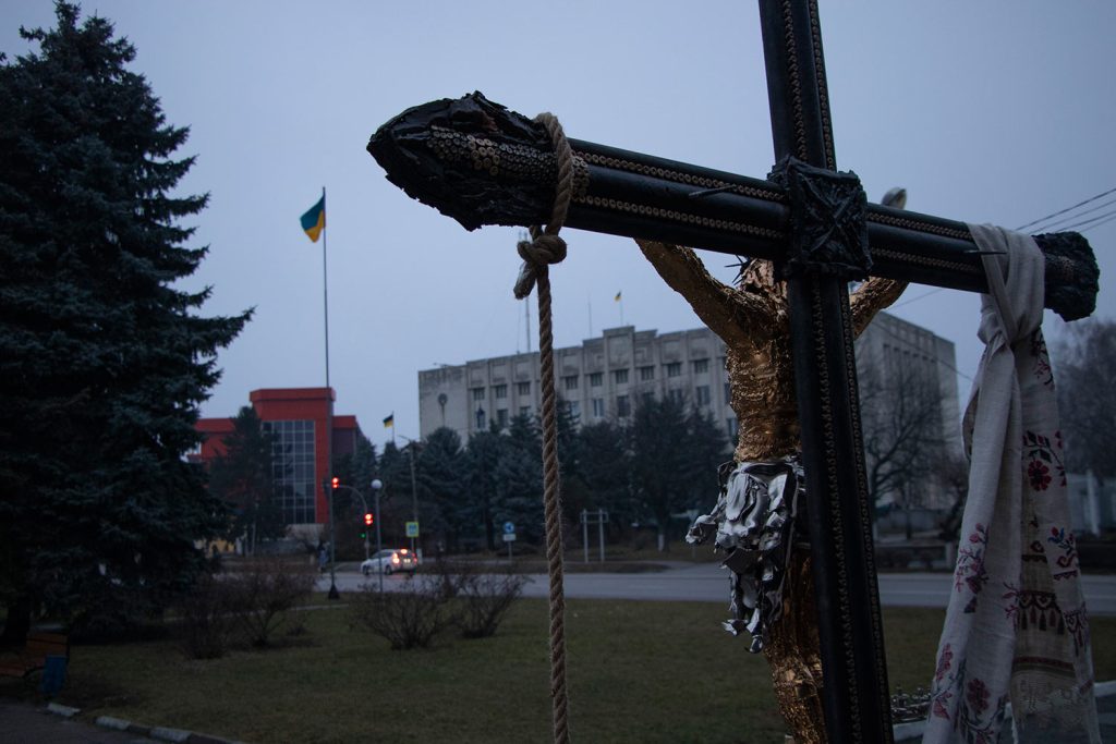 "The Cross of Peace". The first public presentation in a small Ukrainian town. Photograph by Mariia Universaliuk.