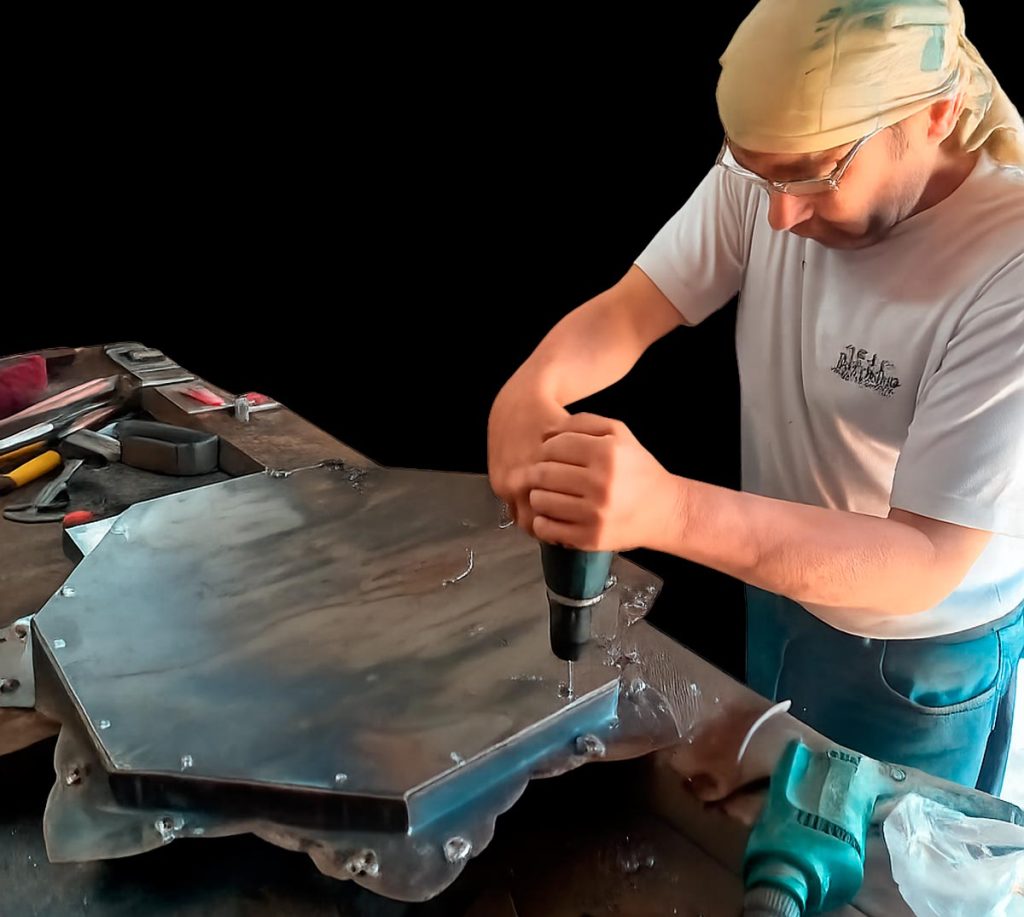 Installation of the rear panel on the sculptural composition Allah al-Akbar.