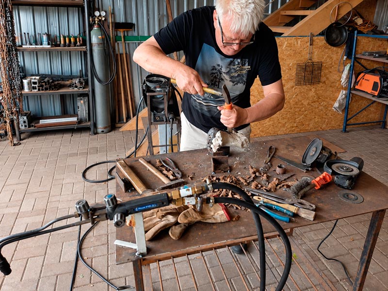 Sergey Melnikoff (MFF) refining the anatomical details of the Angel’s clay foot model before recreating its form in fragments of metal from the war.